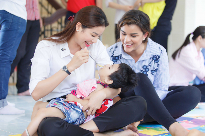 Clarissa c&ograve;n v&ocirc; c&ugrave;ng ngưỡng mộ khi chứng kiến cảnh Phạm Hương bế v&agrave; cho em b&eacute; ăn.