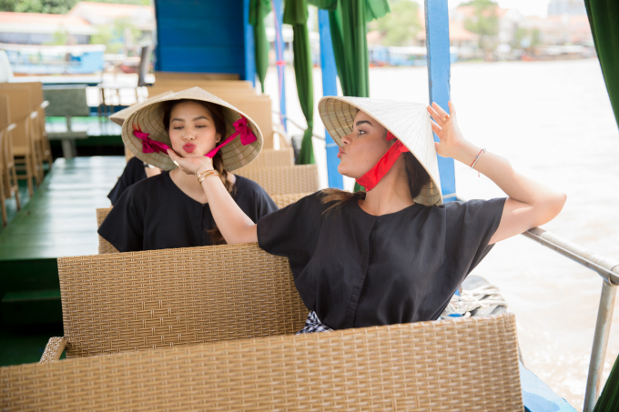 Nữ ho&agrave;ng Sắc đẹp Mỹ La Tinh ngưỡng mộ khả năng dỗ em b&eacute; của Hoa hậu Phạm Hương khi đi từ thiện