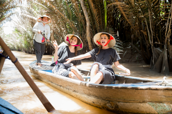 Nữ ho&agrave;ng Sắc đẹp Mỹ La Tinh ngưỡng mộ khả năng dỗ em b&eacute; của Hoa hậu Phạm Hương khi đi từ thiện