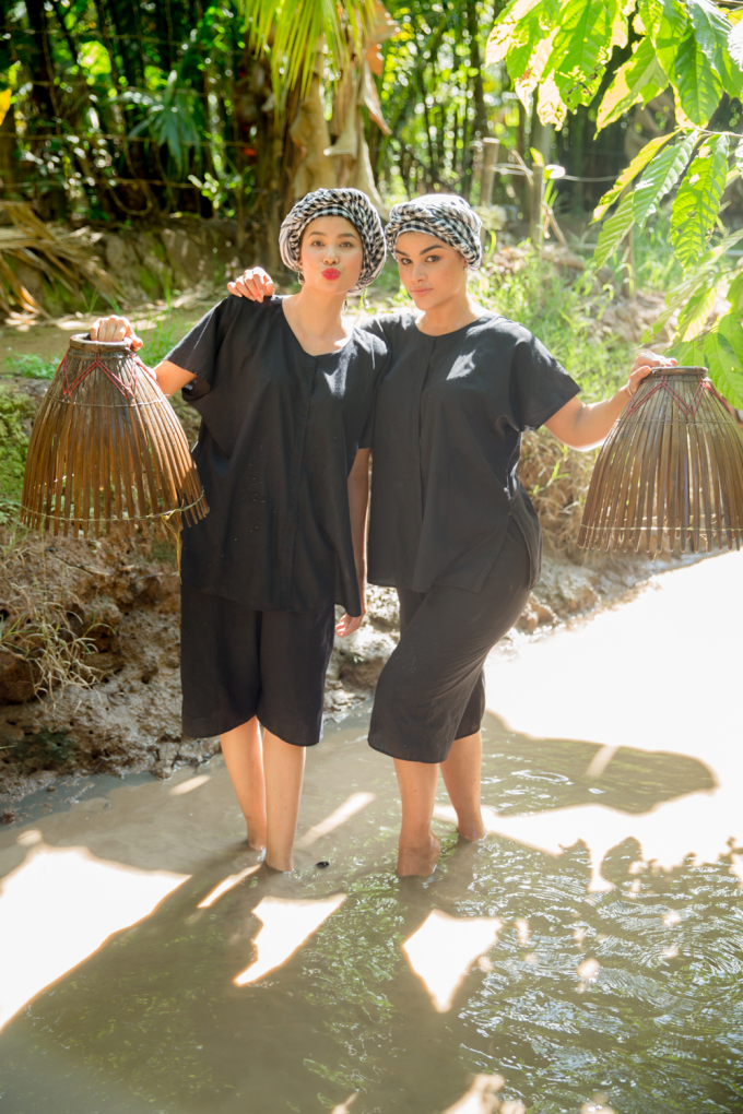 Cả 2 c&oacute; chuyến đi thăm miền T&acirc;y v&ocirc; c&ugrave;ng th&uacute; vị.