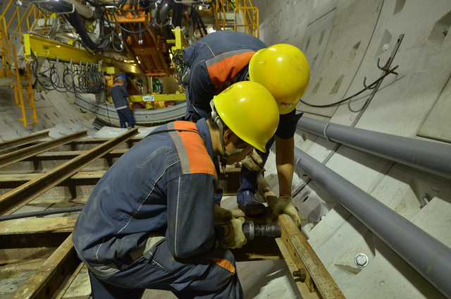 Cứ sau mỗi đoạn hầm được lắp r&aacute;p, c&aacute;c c&ocirc;ng nh&acirc;n sẽ tiến h&agrave;nh lắp đặt khung sắt đến gần với robot để vận chuyển thiết bị phục vụ thi c&ocirc;ng.