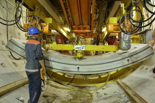 C&ocirc;ng nh&acirc;n đang điều khiển đưa tấm b&ecirc; t&ocirc;ng v&agrave;o vị tr&iacute;.