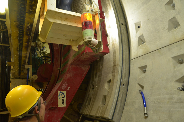 Tấm b&ecirc; t&ocirc;ng đang được đưa v&agrave;o vị tr&iacute; lắp r&aacute;p.