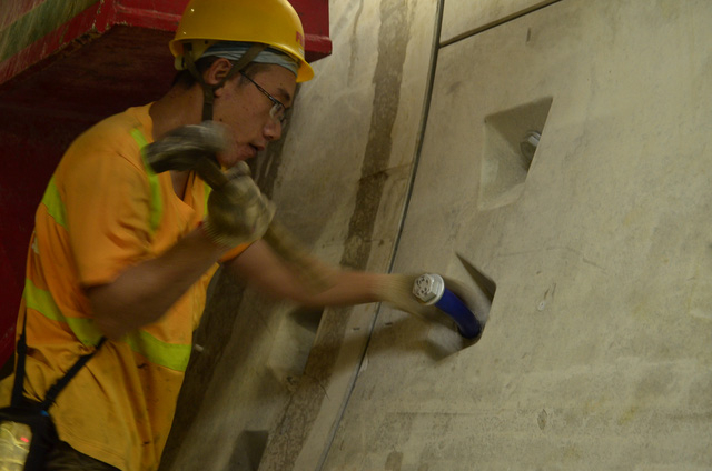 Sau đ&oacute; c&ocirc;ng nh&acirc;n sẽ hết nối lại bằng đinh v&iacute;t.