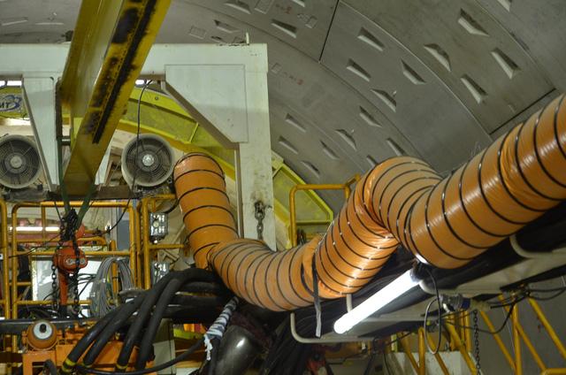 Đường ống m&agrave;u v&agrave;ng đưa kh&ocirc;ng kh&iacute; sạch v&agrave;o hầm, đảm bảo kh&ocirc;ng gian thi c&ocirc;ng trong hầm s&acirc;u lu&ocirc;n th&ocirc;ng tho&aacute;ng.