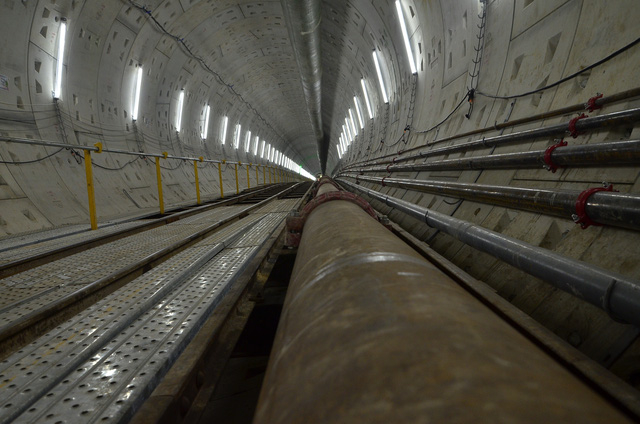 Hệ thống đường ống chuyển đất sau khi đ&agrave;o ra ngo&agrave;i.