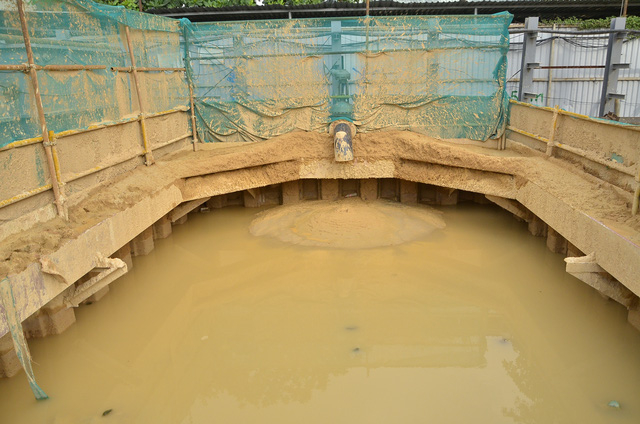 V&agrave; xả v&agrave;o bể chứa.