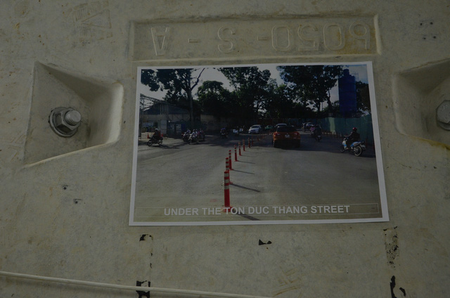 Tại vị tr&iacute; b&ecirc;n dưới hầm, đơn vị thi c&ocirc;ng đ&aacute;nh dấu tấm h&igrave;nh (đồng nghĩa với tr&ecirc;n n&oacute;c hầm l&agrave; đường T&ocirc;n Đức Thắng).