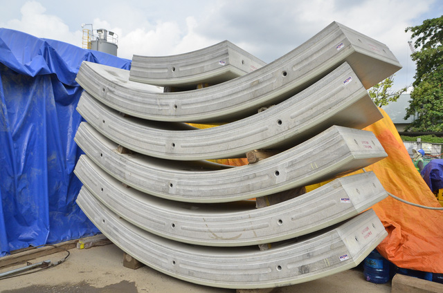 6 tấm b&ecirc; t&ocirc;ng h&igrave;nh v&ograve;ng cung, mỗi tấm d&agrave;i 1,2 m&eacute;t, nặng khoảng 2,5 đến 3 tấn ốp v&agrave;o v&aacute;ch hầm, tạo n&ecirc;n đường hầm metro.