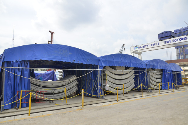 Những tấm b&ecirc; t&ocirc;ng chuẩn bị được đưa xuống l&ograve;ng đất..