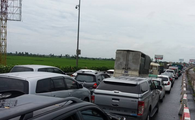 Vụ tai nạn khiến cho tuyến đường lưu th&ocirc;ng qua đ&acirc;y &aacute;ch tắc cục bộ.