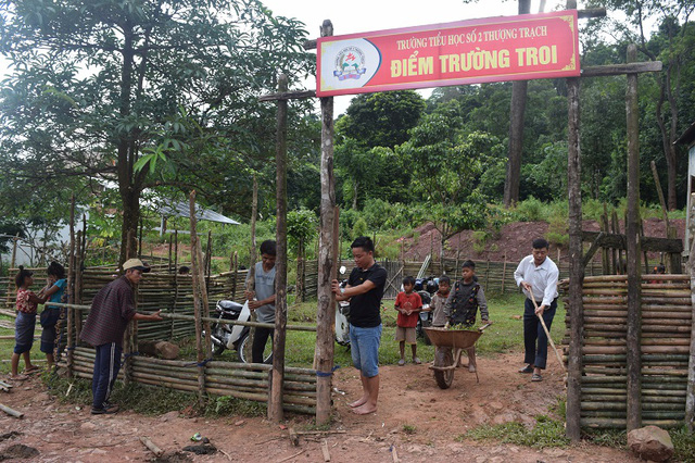 Thầy v&agrave; tr&ograve; điểm trường bản Troi, Trường tiểu học số 2 Thượng Trạch lao động đầu năm học mới