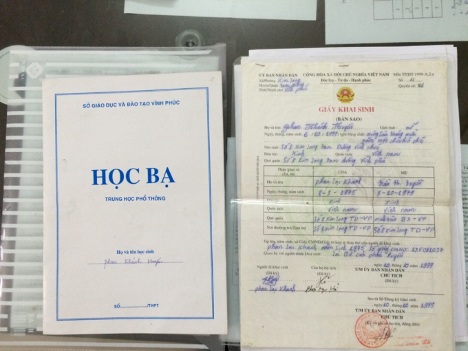 Những giấy tờ quan trọng của Huyền đ&aacute;nh rơi.