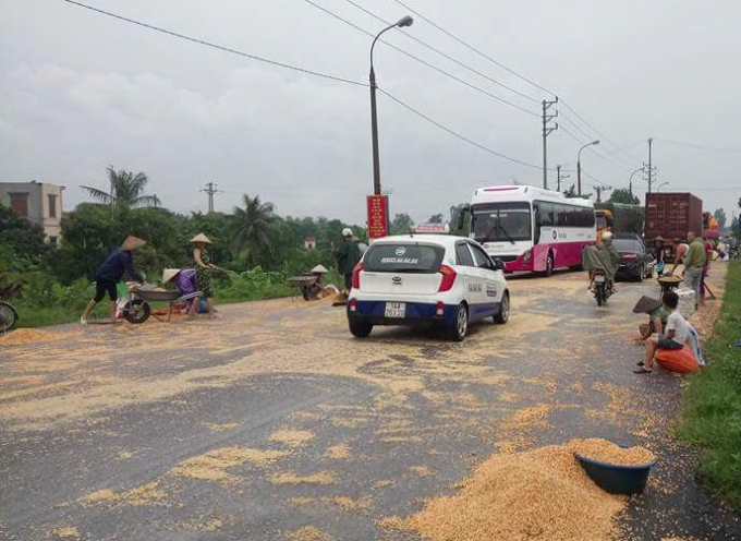 Ngay sau đ&oacute;, người d&acirc;n xung quanh c&ugrave;ng lực lượng CSGT đ&atilde; đến hỗ trợ nh&agrave; xe trong việc thu gom ng&ocirc; rơi v&atilde;i.