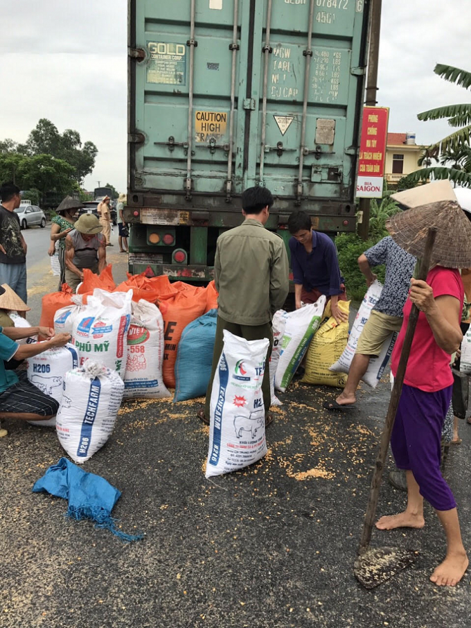 Quảng Ninh: CSGT hỗ trợ xe tải bị đổ h&agrave;ng tấn ng&ocirc; xuống đường