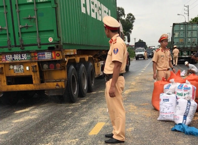 Ngo&agrave;i việc thu gom ng&ocirc;, c&aacute;c chiến sĩ CSGT con tiến h&agrave;nh ph&acirc;n luồng giao th&ocirc;ng, tr&aacute;nh &ugrave;n tắc tại nơi xảy ra sự việc.