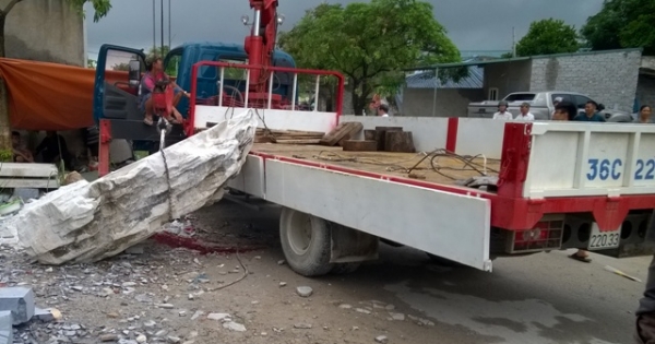 Thanh Hóa: Cẩu đá bị đứt cáp, tài xế bị đá đè tử vong