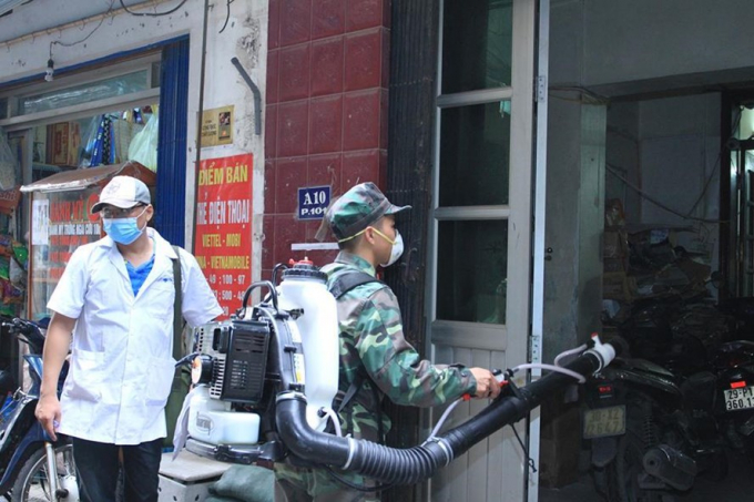 Phun thuốc diệt muỗi để ph&ograve;ng chống sốt xuất huyết tại c&aacute;c nh&agrave; d&acirc;n.