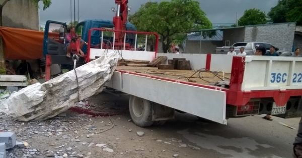 Thanh Hóa: Cẩu đá bị đứt cáp, tài xế bị đá đè tử vong