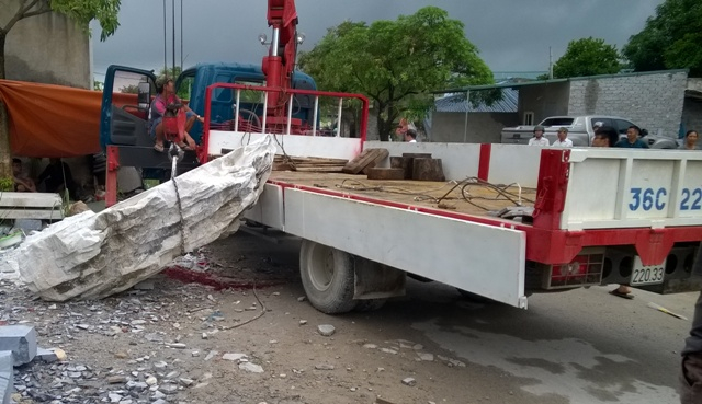 Hiện trường nơi đ&aacute; đ&egrave; chết t&agrave;i xế xe cẩu.