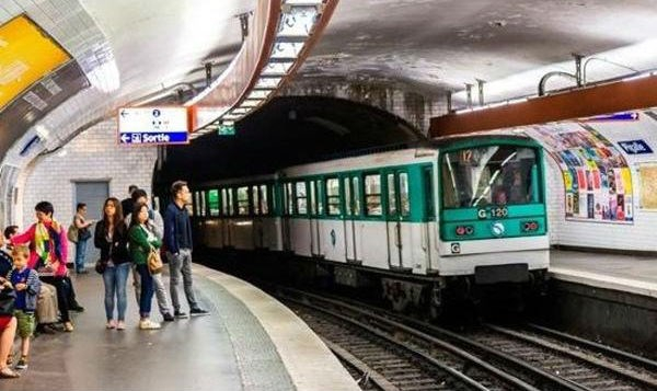 C&ocirc;ng suất vận chuyển của hệ thống t&agrave;u điện ngầm Metro l&agrave; 20.000-40.000 h&agrave;nh kh&aacute;ch/giờ.