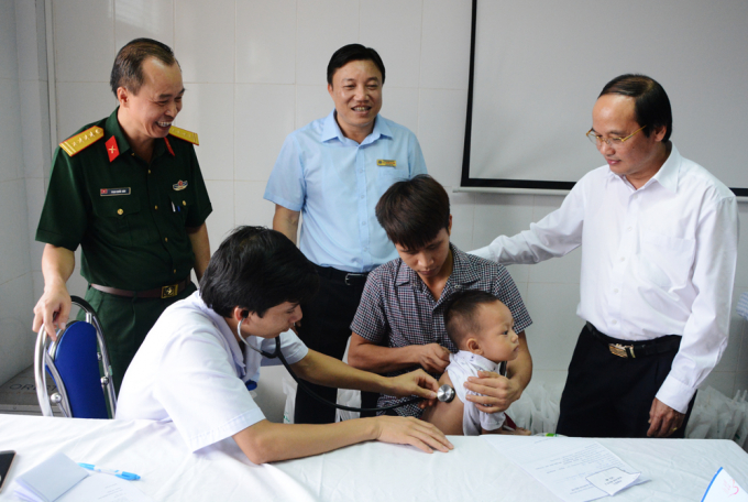 &Ocirc;ng H&agrave; Kế San - Ph&oacute; Chủ tịch UBND tỉnh Ph&uacute; Thọ thăm hỏi động vi&ecirc;n c&aacute;c bậc phụ huynh c&oacute; con nhỏ đến thăm kh&aacute;m s&aacute;ng 18/8.