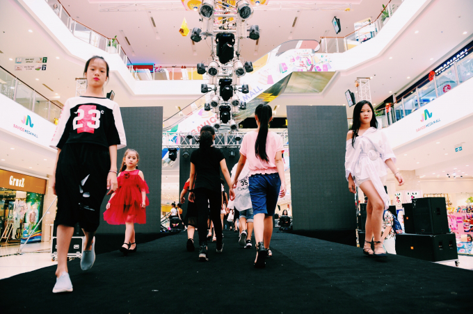 MC V&acirc;n Hugo, người mẫu Hồng Quế đ&atilde; kh&ocirc;ng ngần ngại đảm nhận vai tr&ograve; tổng đạo diễn catwalk trong chương tr&igrave;nh.&nbsp;