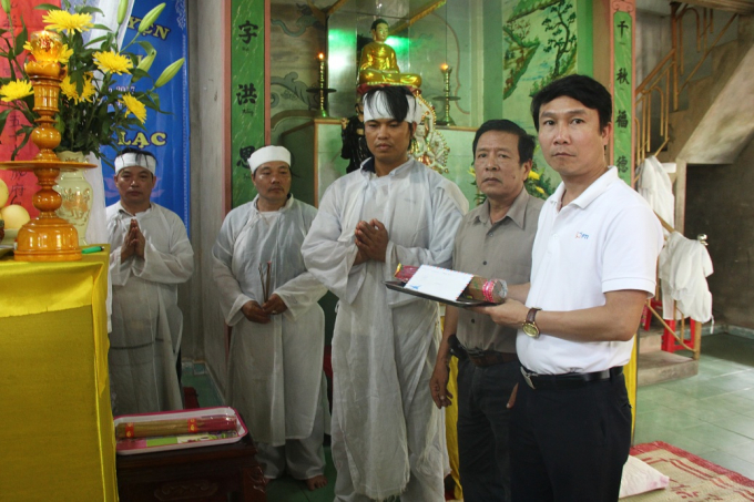 &Ocirc;ng Nguyễn Định Khoa (B&ecirc;n phải) c&ugrave;ng đại diện nh&agrave; xe&nbsp;viếng thăm v&agrave; hỗ trợ cho gia đ&igrave;nh nạn nh&acirc;n Nguyễn Văn Th&agrave;nh.