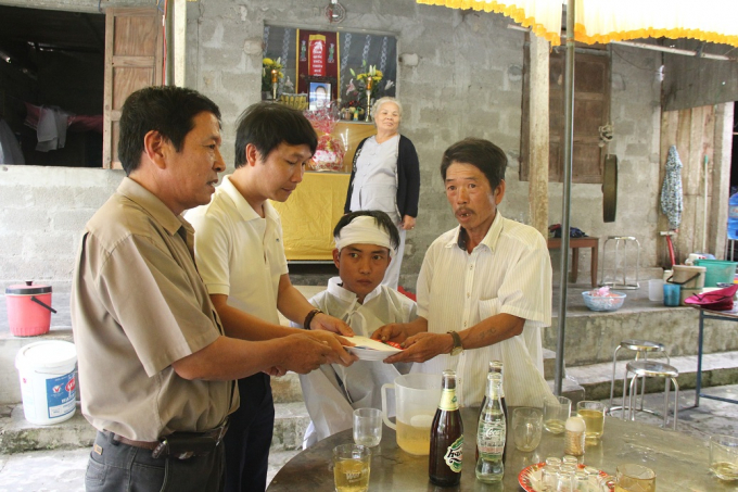 Đại diện C&ocirc;ng ty Bảo hiểm c&ugrave;ng nh&agrave; xe M.Đ. hỗ trợ ban đầu cho gia đ&igrave;nh em Nguyễn Thị Ngọc Duy&ecirc;n để lo hậu sự.