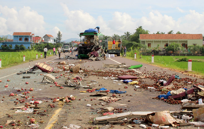 Hiện trường vụ tai nạn kinh ho&agrave;ng ở ở B&igrave;nh Định. Ảnh - (Zing.vn)