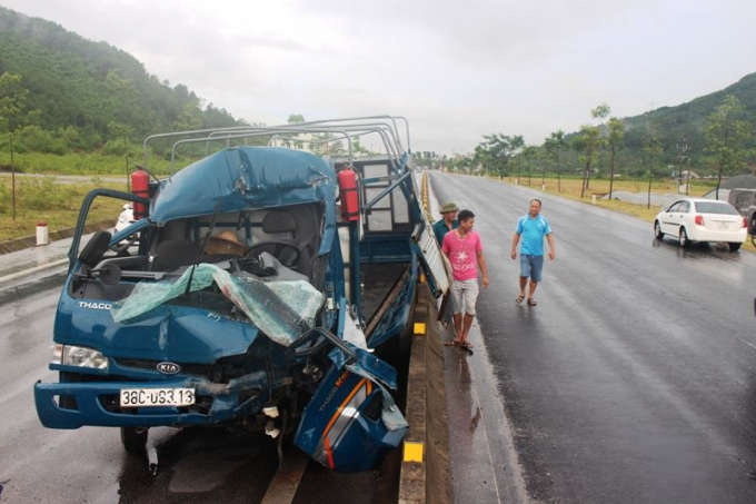 Chiếc xe tải bị bẹp d&uacute;m phần đầu, t&agrave;i xế may mắn tho&aacute;t chết trong gang tấc.