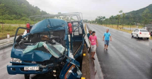Hà Tĩnh: Xe tải đâm đuôi xe đầu kéo, tài xế thoát chết trong gang tấc