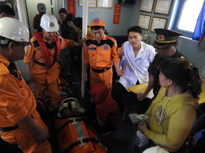 Hai thuyền vi&ecirc;n hai t&agrave;u&nbsp;QNa 90974 TS v&agrave;&nbsp;QNa 90099 TS c&ugrave;ng gặp nạn tr&ecirc;n&nbsp;biển v&agrave; được nhanh ch&oacute;ng đưa về bờ chữa trị. (Ảnh: Trung t&acirc;m 2).