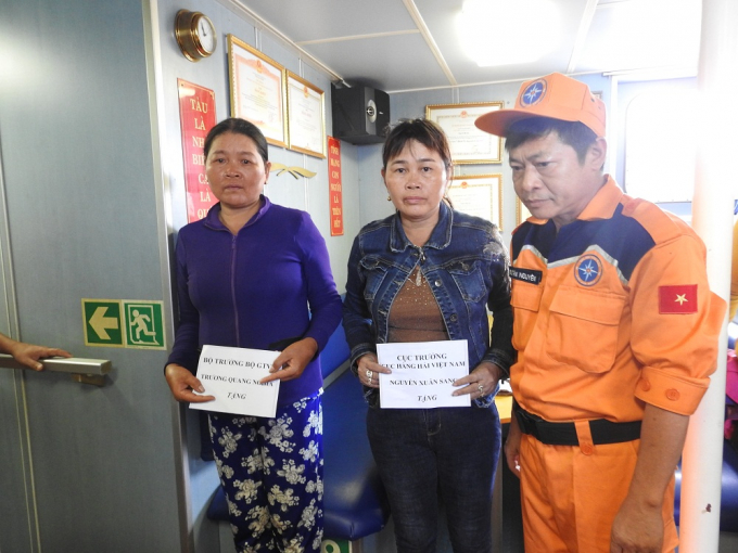 &Ocirc;ng B&ugrave;i T&acirc;n Nguy&ecirc;n - Gi&aacute;m đốc Trung t&acirc;m 2 tại Đ&agrave; Nẵng thay mặt Bộ trưởng Bộ Giao th&ocirc;ng vận tải, Cục trưởng Cục H&agrave;ng hải Việt Nam gửi lời động vi&ecirc;n, thăm hỏi v&agrave; qu&agrave; tặng đến những ngư d&acirc;n bị nạn tr&ecirc;n v&ugrave;ng biển Ho&agrave;ng Sa.