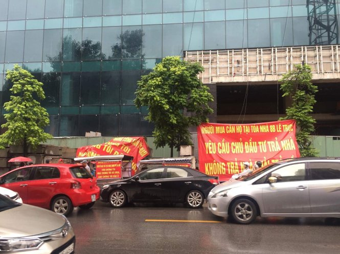 Cư d&acirc;n 8B L&ecirc; Trực đội mưa xuống đường đ&ograve;i nh&agrave;.