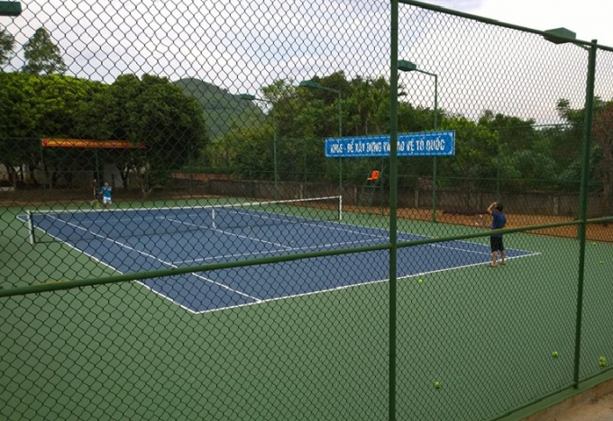 Trường tiểu học đầu tư s&acirc;n tennis h&agrave;ng trăm triệu đồng cho c&aacute;n bộ huyện giải tr&iacute;?