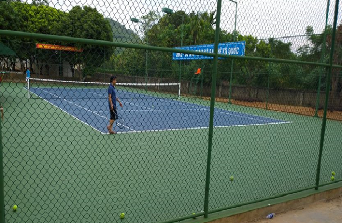 Người chơi n&agrave;y được cho l&agrave; &ocirc;ng B&ugrave;i Quang Ho&agrave;n, Chủ tịch UBND huyện Kỳ Anh đang chơi tennis tại s&acirc;n trường tiểu học Kỳ Đồng?