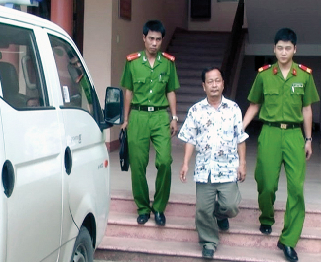 C&aacute;n bộ chiến sĩ Ph&ograve;ng Cảnh s&aacute;t truy n&atilde; tội phạm C&ocirc;ng an tỉnh Quảng Trị bắt giữ c&aacute;c đối tượng truy n&atilde; sau nhiều năm bỏ trốn khỏi nơi cư tr&uacute;.