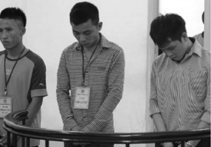 Kiều Văn Tuấn (ngo&agrave;i c&ugrave;ng b&ecirc;n phải) c&ugrave;ng đồng bọn tại t&ograve;a.