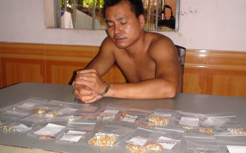 Nghi can c&ugrave;ng tang vật được thu giữ. (Ảnh: Vnexpress)