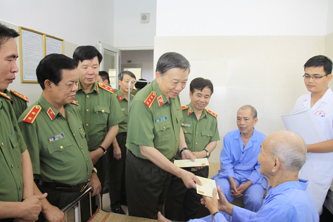 Bộ trưởng T&ocirc; L&acirc;m thăm hỏi, tặng qu&agrave; thương bệnh binh đang điều trị tại Bệnh viện Y học cổ truyền Bộ C&ocirc;ng an.