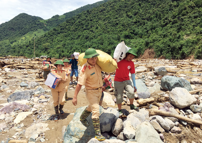 C&ocirc;ng an Sơn La gi&uacute;p d&acirc;n khắc phục hậu quả trận lũ qu&eacute;t.