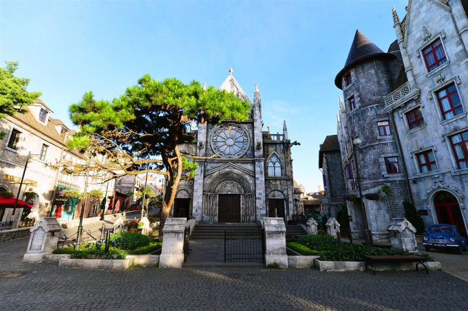 Vẻ đẹp của khu du lịch Sun Ba Na Hills v&agrave;o buổi s&aacute;ng sớm khiến c&aacute;c c&ocirc; g&aacute;i đến từ H&agrave;n Quốc thực sự ấn tượng.