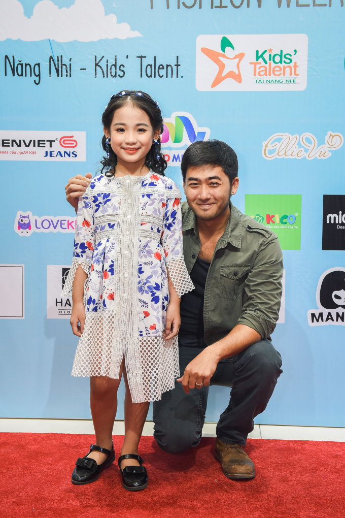 V&acirc;n Hugo xuất hiện tr&ecirc;n s&acirc;n khấu Ha Noi Junior&rsquo;s Fashion Week 2017