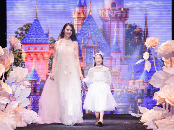 V&acirc;n Hugo xuất hiện tr&ecirc;n s&acirc;n khấu Ha Noi Junior&rsquo;s Fashion Week 2017