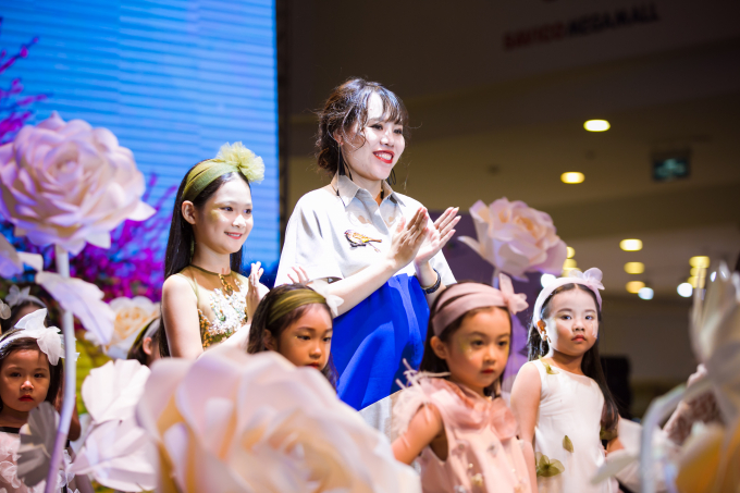 V&acirc;n Hugo xuất hiện tr&ecirc;n s&acirc;n khấu Ha Noi Junior&rsquo;s Fashion Week 2017