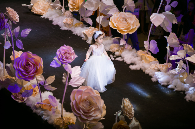 V&acirc;n Hugo xuất hiện tr&ecirc;n s&acirc;n khấu Ha Noi Junior&rsquo;s Fashion Week 2017