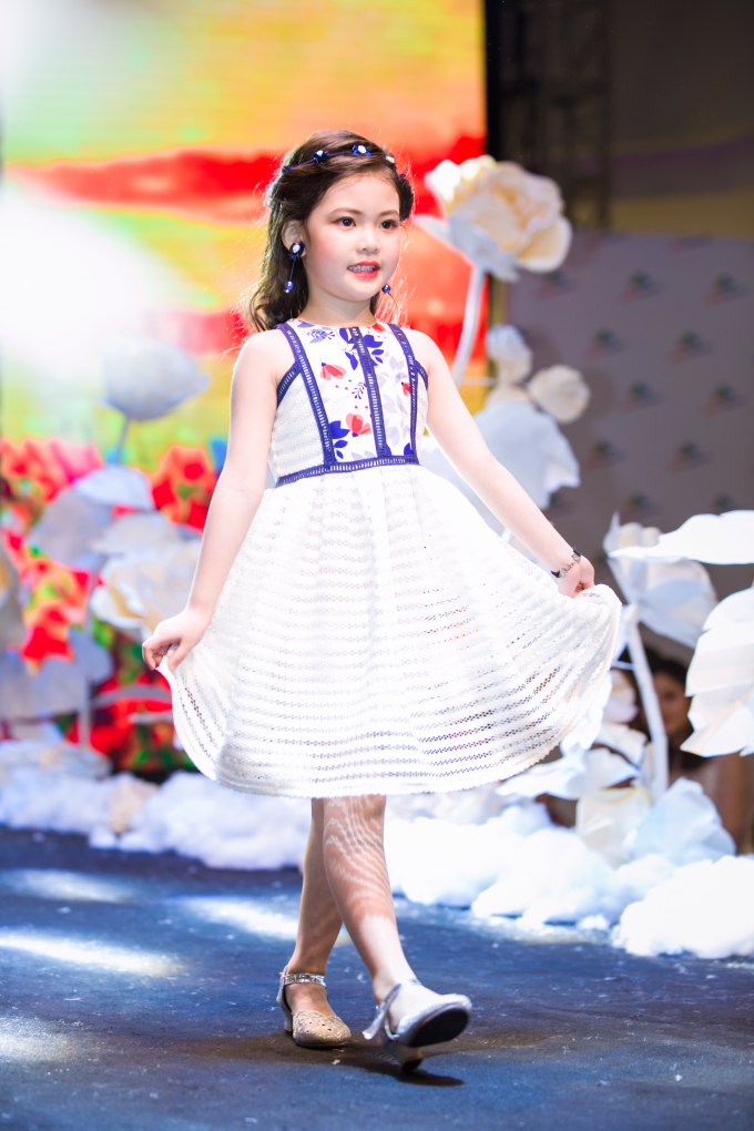 V&acirc;n Hugo xuất hiện tr&ecirc;n s&acirc;n khấu Ha Noi Junior&rsquo;s Fashion Week 2017