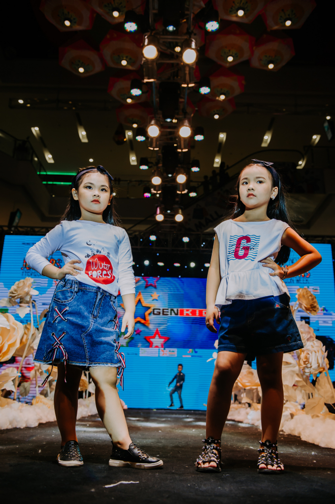 V&acirc;n Hugo xuất hiện tr&ecirc;n s&acirc;n khấu Ha Noi Junior&rsquo;s Fashion Week 2017