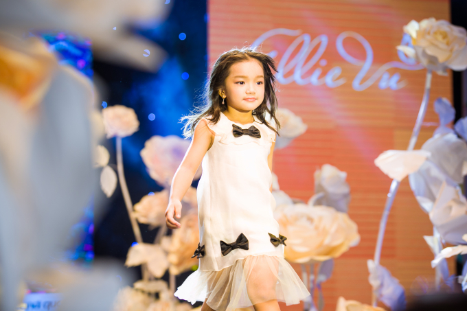 V&acirc;n Hugo xuất hiện tr&ecirc;n s&acirc;n khấu Ha Noi Junior&rsquo;s Fashion Week 2017